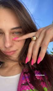 Eleanor Sweeney (eleanorsweeneyy)