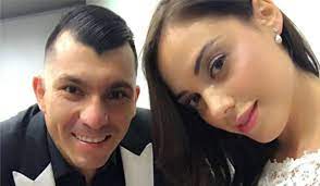 Jugador del inter y de la roja. Gary Medel Gave A Romantic Message To His Wife On Her Birthday Fleej