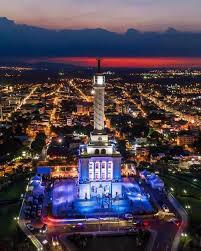 All visits to santiago include an obligatory stop at el monumento, the city's iconic white marble tower, circled on all sides by a multilevel garden and boasting panoramic views over the entire city. Klkpasahoy Vista Panoramica Al Monumento De Santiago Facebook