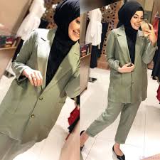 Baharın canlılığını ve doğanın uyumunu kombinlerinizde göstermek için yeşil haki yeşil fiyonk bluz kombini. Haki Yesili Nasil Kombinlenir