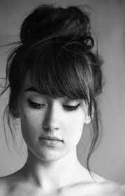 La coupe avec frange pour cheveux long n'est pas automatiquement une coiffure que tout le monde peut porter, photo coiffure cheveux mi long frange droite. Chignon Donut Avec Frange 30 Idees De Coiffure Avec Frange Pour Un Look Qui Change Elle Coiffure Frange Coiffure Coiffure Mi Long