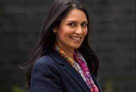 Priti patel står på en höjd av 168 cm ( 6 fot ). Priti Patel Height Weight Age Husband Net Worth Biography Family