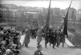 Mensis majus, par godu senās romas dievietei maijai) ir gada piektais mēnesis un viens no septiņiem mēnešiem, kuram ir 31 diena. Darba Svetki Nacionala Enciklopedija