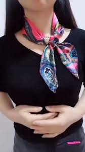 Apprenez comment mettre, nouer et porter un foulard bandana homme et femme, autour du cou ou sur la tête, tuto pour faire des nœuds et idées de looks mode. 760 Idees De Foulards En 2021 Comment Nouer Un Foulard Noeuds De Foulard Nouer Foulard