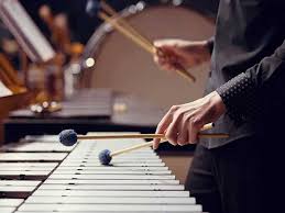 Alat ini berbentuk bilahan dengan enam atau tujuh bilah (satu oktaf ) ditumpangkan pada bingkai kayu yang juga berfungsi sebagai resonator. 11 Alat Musik Tradisional Yogyakarta Gambar Cara Memainkannya