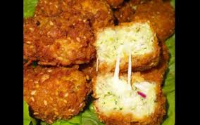 Faire La Chapelure En Mettant Dans Un Saladier Moitie Pains Grilles Moitie Corn Flakes Et Ecraser Croquette De Poulet Recette Croquette De Poulet Croquettes