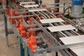 Mittels einer strangpresse wird die plastische masse zu einem strang geformt, von dem die platten in einer bestimmten länge abgeschnitten werden. Herstellung Von Keramischen Fliesen Und Platten Fliesen Und Platten Keramische Belage Baunetz Wissen