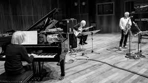 She plays ___ piano beautifully. I Ytimg Com Vi Obvgnz0btne Maxresdefault Jpg