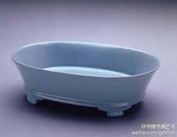 北宋汝窑天青无纹水仙盆 这是台北故宫十大国宝之一 存世汝窑器多有开片 唯独这件水仙盆釉色匀润 通体无纹 益发显得素雅端庄 充分展现北宋制瓷工艺对于如玉釉质的无上追求 为传世仅有 chinese porcelain dog bowls porcelain