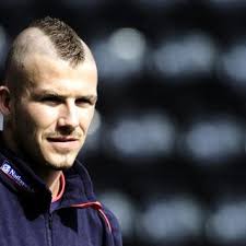 Wie die aktuelle frisur von beckham aussieht. David Beckham Seine Lustigsten Frisuren Flops Bunte De