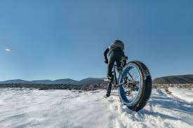 ファットバイクは雪道もok 雪道をファットバイクで走るために必要な装備 ファットバイク バイク ファット