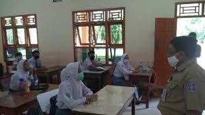 Ujian sekolah diserahkan sepenuhnya ke sekolah dikarenakan kementerian pendidikan dan kebudayaan (kemendikbud) kemudian kemendikbud menggantinya dengan ujian sekolah sebagai tes kelulusan. Wyllpyt1ige0vm