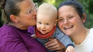 Queer sein und Kinderwunsch: Regenbogenfamilie Schnee: Zwei Mamas, Kind und  Hund