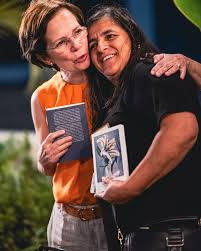 Uma noite para ficar na memória! O lançamento do livro Lembranças da  Leitura: Ir ao Encontro do Mundo foi um momento de celebração e  reconhecimento. Alunos, professores e alumni do Programa Círculos