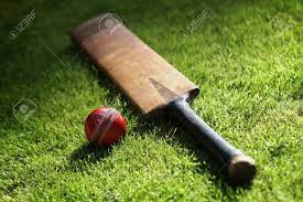 Cricket ball with bats and a helmet on march 27, 2020 in manchester, england. Cricket Fledermaus Und Ball Auf Grunem Gras Von Cricket Pitch Lizenzfreie Fotos Bilder Und Stock Fotografie Image 25087486