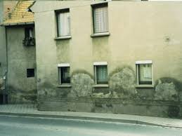 Durch dauerhafte nässe am fenster bildet sich schimmel, das ist nicht nur für allergiker problematisch, sondern kann zu ernsthaften kondenswasser durch feuchte wäsche auf dem wäscheständer. Feuchtigkeit Greift Die Bausubstanz An Energie Fachberater