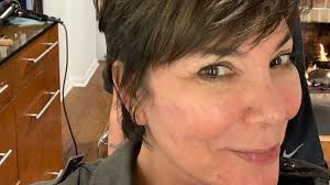 Süßes lächeln, keine schminke und die haare zu einem zopf gebunden: Seltener Anblick Kris Jenner Zeigt Sich Ganz Ohne Make Up Promiflash De