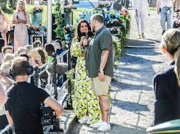 Allsang på grensen er et norsk musikalsk underholdningsprogram som har gått hver sommer på tv 2 siden 2007. 3 Uzlog89sktmm