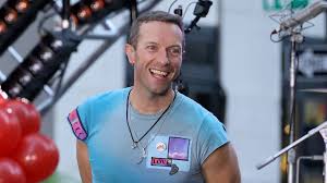 Watch: Chris Martin pauses Coldplay concert to help young fan find a better seat | FOX 7 Austin