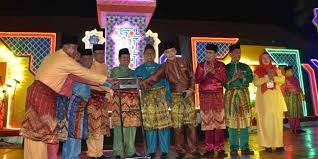 Salah satu dari 34 tari tradisional asal indonesia ini dibawakan oleh penari wanita dan pria yang mengenakan pakaian serba putih. Pakaian Adat Riau Nama Keunikan Gambar