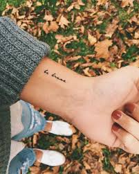 Tatuajes Pequenos Para Mujer 30 Ideas Inspiradoras En Clave Minimal Tatuajes Delicados Femeninos Tatuajes Elegantes Tatuajes Femeninos A continuacion os dejamos algunos ejemplos de tatuajes pequenos y delicados para chicas segun su localizacion en el cuerpo, para que os sea mas facil tomar la decision de donde ubicar ese pequeno tesoro que os acompanara para siempre. tatuajes delicados femeninos tatuajes