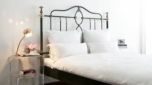 Il letto matrimoniale è uno dei pezzi di arredamento più importanti della casa, uno di quelli che si scelgono una volta e poi difficilmente si cambiano nel corso degli anni. Letto In Legno Grezzo Semplicita E Relax Dalani E Ora Westwing