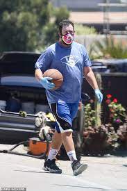 In the past when interviewed on television, sandler has resembled a walking bag of laundry. Adam Sandler Bleibt Sicher Mit Handschuhen Und Maske Wahrend Schiessen Sie Einige Reifen Ausserhalb Seiner Malibu Villa Aktuelle Boulevard Nachrichten Und Fotogalerien Zu Stars Sternchen