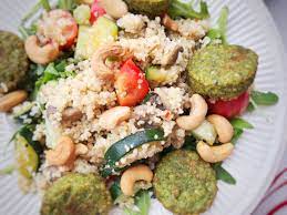 Kook daarna het water en schep ondertussen in een kom de couscous. Vegan Couscous Salade Met Falafel Followfitgirls