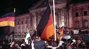 Karena pada masa, yang nantinya disebut jendela menjuju penyatuan di tahun 1990 ini, tidak ada peristiwa dunia penting lainnya yang terjadi. 3 10 1990 Runtuhnya Tembok Berlin Satukan Jerman Barat Dan Jerman Timur Global Liputan6 Com