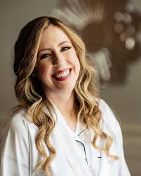 Bridal tip Tuesday 💍⁣ ⁣ The best advice we can give to our Brides is  𝐇𝐘𝐃𝐑𝐀𝐓𝐈𝐎𝐍! ⁣ •••••••••••••••⁣ I know, it seems silly right? But,  one of our most requested looks is “