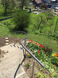 Wunderschon Geschwungener Handlauf Eyecatcher Und Hilfsmittel In Einem Selbst Komplizierte Treppenverlaufe Konnen Handlauf Treppe Handlauf Landschaftsgartner