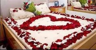 Una Cama Decorada Con Petalos De Rosas Una Noche Romantica Habitaciones Romanticas Decoracion Habitacion Romantica Decorar Camas