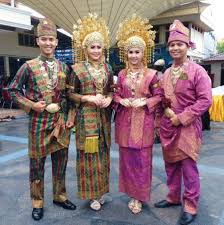 Mengenal kebudayaan filipina merupakan perpaduan antara tradisi asli penduduk setempat dengan tradisi yang diperkenalkan pada zaman kolonial. Pakaian Tradisional Adalah