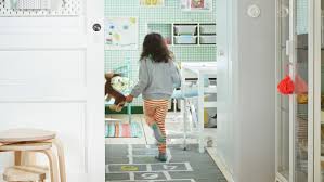 Die kombination von schwarzen küchenschränken, einem grauen kühlschrank und einer backsteinmauer machen diese. Ideas Ikea