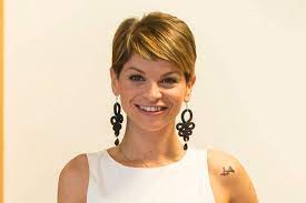 Alessandra amoroso è una cantante italiana, nata a galatina (le) il 12 agosto 1986. Chi E Alessandra Amoroso Cantante Di Mambo Salentino Vita Privata