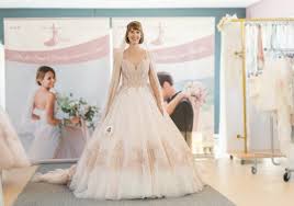 Du suchst ein günstiges brautkleid und möchtest aber kein outlet brautkleid oder ein gebrauchtes kleid. Messen Brautmoden Jelen