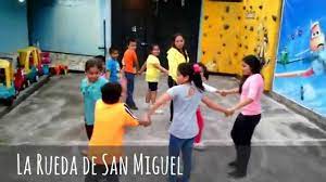 ¿quieres enseñar a tu hijo cómo se juegan las escondidillas, a saltar la cuerda o la gallina ciega? Festival De Juegos Tradicionales Mexicanos 2014 Ludoteca La Jirafa Con Gafas Youtube