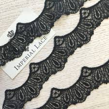 El chantilly es una tela calada, muy fina y fluida, con acabado en puntilla en los orillos. Pin On Verano 2021