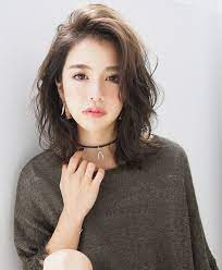 レイヤーたっぷりで女っぽも増す 今年はミディアムウルフにヘアチェンジ ヘアカット ミディアム ロブヘアスタイル ヘアスタイリング