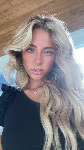 Allie Farber's Instagram, Twitter & Facebook