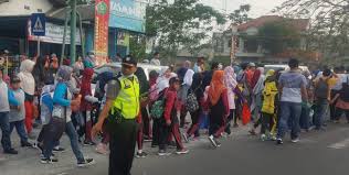 Memuliakan tanaman pada tempatnya atau pohon jati di taman edukasi watu lumbung dalam rangka memeringati hari sumpah pemuda tanggal 28 oktober 2017 4. Pengamanan Acara Milad Ke 12 Sd Unggulan Aisyiyah Bantul Tribrata News Bantul