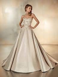 In einer solchen abendrobe machen sie eine besonders feminine figur und verbringen stilvoll den abend. Atelier Pronovias 2020 Cruise Collection Zieht In Die Stores Ein