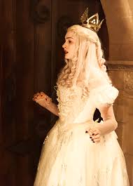 Anne jacqueline hathaway (born 12 november 1982) is an american actress who portrayed the white queen in tim burton's 2010 adaptation of alice in wonderland, and its sequel, alice through the looking glass (2016). Fuckyeahcostumedramas Alice In Wonderland Aesthetic White Queen Costume Queen Costume