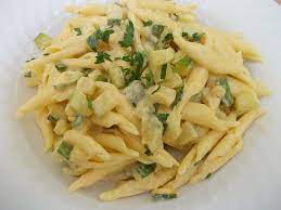 Aggiungi il salmone tagliato a pezzetti e lascia rosolare qualche secondo. Pasta Con Philadelphia Al Salmone E Zucchine Ricetta Veloce