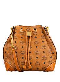 Die delmy boston tasche überträgt das berühmte, von klassischen reisetaschen inspirierte, design auf eine modische tasche für die stadt. Beuteltasche Berlin Visetos Von Mcm Bei Breuninger Kaufen