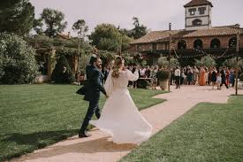 Elijan una canción de estas 50 recomendaciones que hemos seleccionado para que después de recién casados brillen, canten y bailen al ingresar al banquete. Ideas De Boda Originales Para La Entrada De Los Novios Al Banquete