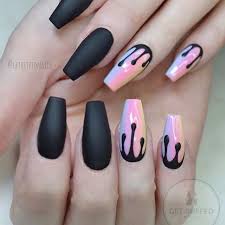 Pon en remojo tus manos para desinfectar las uñas o pasa un algodón con alcohol de manera el esmalte semipermanente dura tanto por como se une a las uñas y por esa capa anti absorbente que crea impidiendo que esta se rompa. Disenos De Unas Acrilicas Tumblr Negras Diseno De Unas