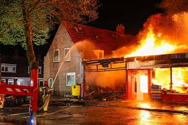 Bedrijfspand verwoest door brand in Emmeloord, omwonenden geëvacueerd
