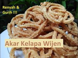 Ibu saya tercinta juga menjalankan bisnis rumahan dengan membuat kue ini lho, peminatnya banyak, laris manis. Cara Mudah Bikin Kue Akar Kelapa Wijen Hasilnya Bisa Sebanyak Ini Youtube