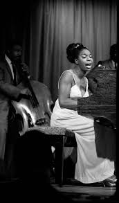 Legendary Performer Nina Simone Sang A Mix Of Jazz Blues And Folk Music In The 1950s And 60s Later Enjoying A Caree In 2020 Nina Simone Jazz Musicians Soul Singers